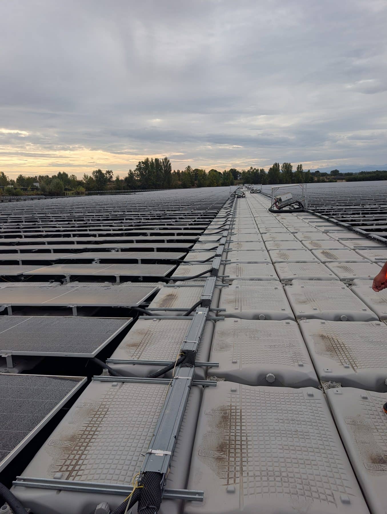 Passerelle de flotteurs entre les rangées d'un parc photovoltaïque flottant